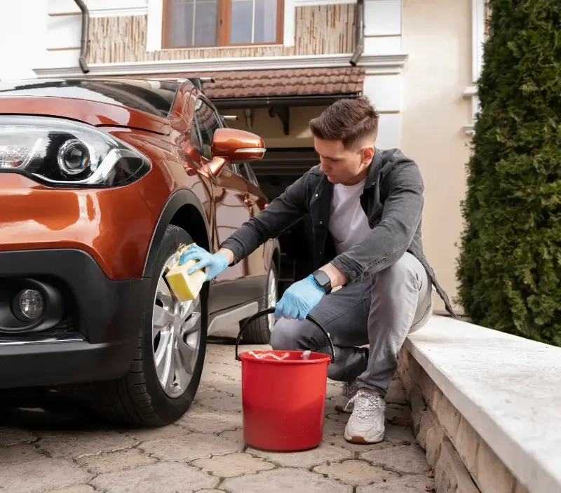 Lavage auto à domicile Saint-Vincent-de-Barrès : professionnel intervenant sur un véhicule